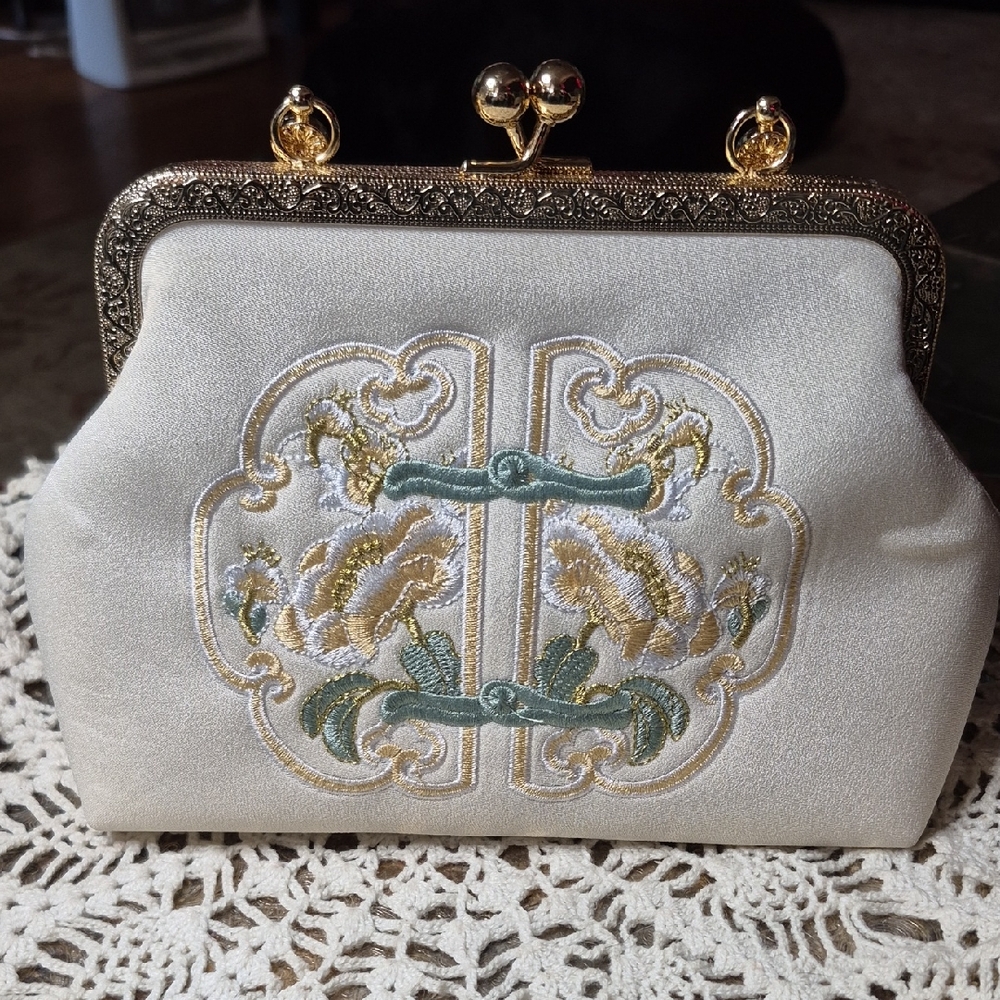 Elegant Ivory Embroidered Frame Clutch